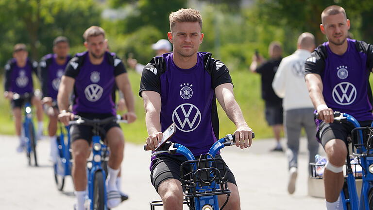 Öffentliches Training der Nationalmannschaft in Herzogenaurach       -  Drahtesel statt Luxuskarosse: Mit dem Fahrrad kamen die Nationalspieler zum öffentlichen Training in Herzogenaurach.