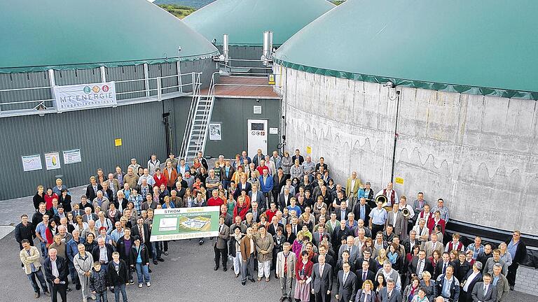 Erfolgreicher Abschluss der Bauarbeiten: Ein Gemeinschaftsprojekt mit vielen Beteiligten aus der Gemeinde Großbardorf ist die neue Biogasanlage mit Nahwärmenetz. 120 Haushalte werden mit Heizwärme versorgt, der Strom wird eingespeist.