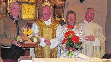 Gratulation: Zum 75 Geburtstag und an seinem Namenstag überreichte Pfarrgemeinderatsvorsitzende Monika Hochgesang und Kirchenpfleger Karl Nöth ihrem früheren Pfarrer Josef Bartmann ein Präsent. Mit auf dem Bild Pfarrer Wolfgang Sensel.