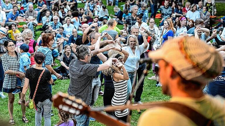 Ringparkfest - Zahlreiche Menschen besuchen am Samstag (06.08.16) das 21. Ringparkfest in Würzburg. Ein umfangreiches Kinderprogramm und tanzbare Livemusik von Bands wie Puente Latino lockten vor allem Familien und Kinder auf das alljährlich stattfindende Fest. Ringparkfest - Zahlreiche Menschen besuchen am Samstag (06.08.16) das 21. Ringparkfest in Würzburg. Ein umfangreiches Kinderprogramm und tanzbare Livemusik von Bands wie Puente Latino lockten vor allem Familien und Kinder auf das alljährlich stattfindende Fest.
