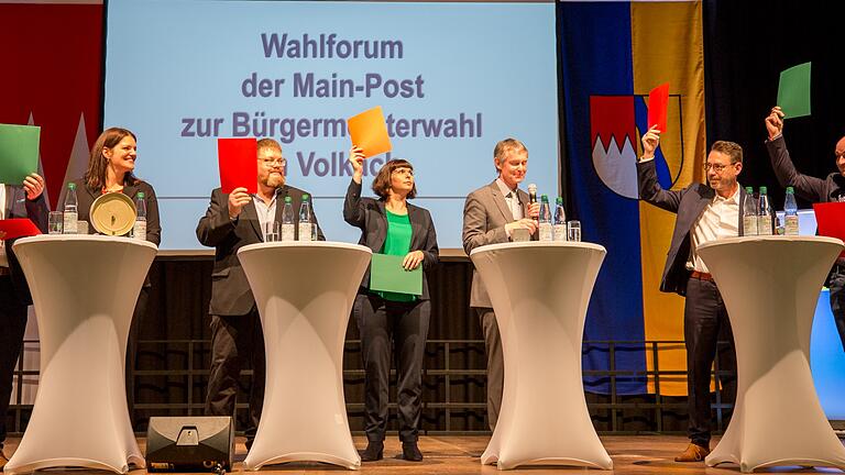 Bei der Schnellfragerunde waren rasche Entscheidungen der Kandidaten gefragt (von links): Heiko Bäuerlein (CSU), Moderatorin Barbara Herrmann, Jürgen Wagenhäuser (für SPD), Andrea Rauch (Grüne), Moderator Andreas Brachs, Mathias Krönert (FDP) und Udo Gebert (Freie Wähler).