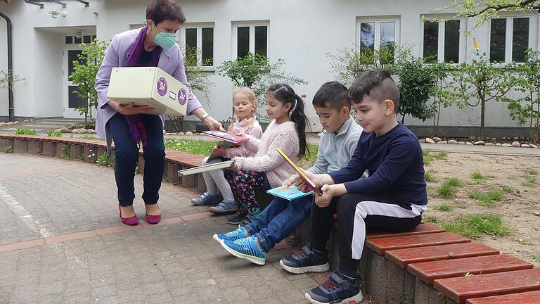 Bücher für junge Mehrsprachler: Die bayerische Integrationsbeauftragte Gudrun Brendel-Fischer hatte Bilderbücher für junge Schweinfurter mit Migrationshintergrund dabei.