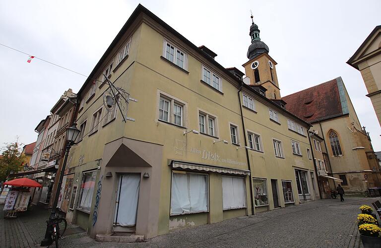 Das Dietz-Haus am Kitzinger Marktplatz: 1a-Geschäftslage, aber stark sanierungsbedürftig.