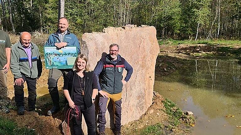 kg-red-feuchtbiotop       -  Im Einsatz für die Biotope (von links): Karl-Heinz Kolb (Bund Naturschutz Kreisgruppe Bad Kissingen), Bernd Zürner (AELF Bad Neustadt), Dr. Michael Kutscher (Forstbetrieb Bad Brückenau), Laura Huppmann (Forstbetrieb Bad Brückenau), Michael Sautter (AELF Bad Neustadt).