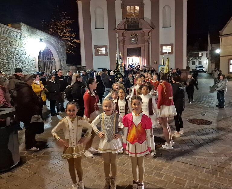 Nach der Kirche führte ein Faschingszug, im Schritt gehalten vom Musikverein, durch den Altort zum Haus der Begegnung (HdB).