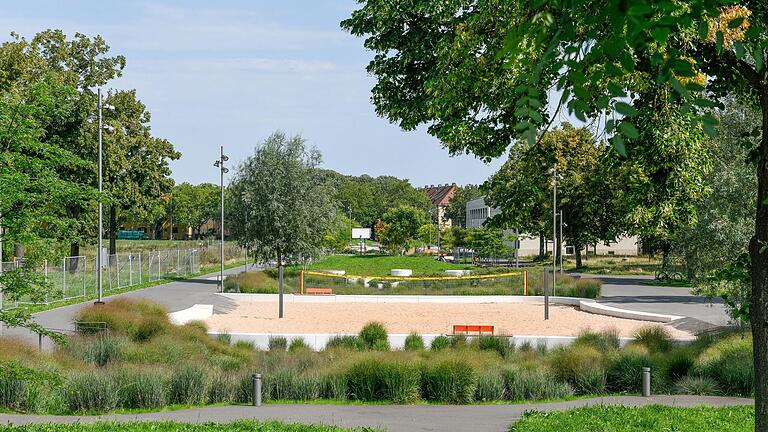 Die Carus Allee in der Ledward Kaserne ist ein über 600 Meter langes grünes Band zwischen Theodor-Fischer-Platz und Sachs-Stadion. Im Sommer erfreut es sich großer Beliebtheit.