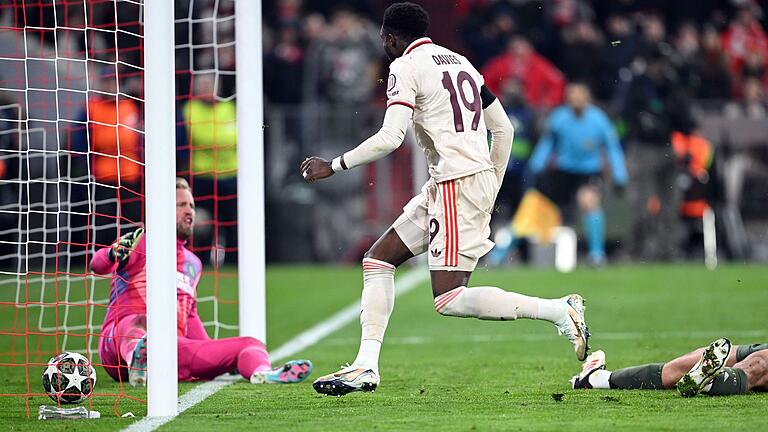 Bayern München - Celtic Glasgow - Alphondo Davies erzielt den erlösenden Ausgleich. Bayern München - Celtic Glasgow - Alphondo Davies erzielt den erlösenden Ausgleich.