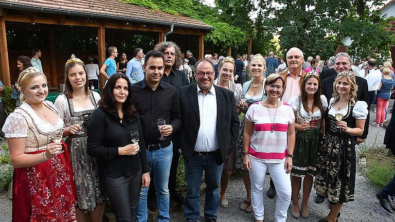 Zu den Ehrengästen, die Intendant Knut Weber und Bürgermeister Martin Umscheid (Mitte von links) am Premierenabend empfangen, gehören neben Weinprinzessinnen aus Röttingen und der Region auch Umscheids Vorgänger und Festspielgründer Günter Rudolf (Vierter von rechts), der Partnerschaftsbeauftragte aus dem israelischen Partnerlandkreis Matte Yehuda Eran Ohana (Vierter von links) und Gemeinderätin Renate Schruff aus der österreichischen Partnergemeinde Bad Mitterndorf.