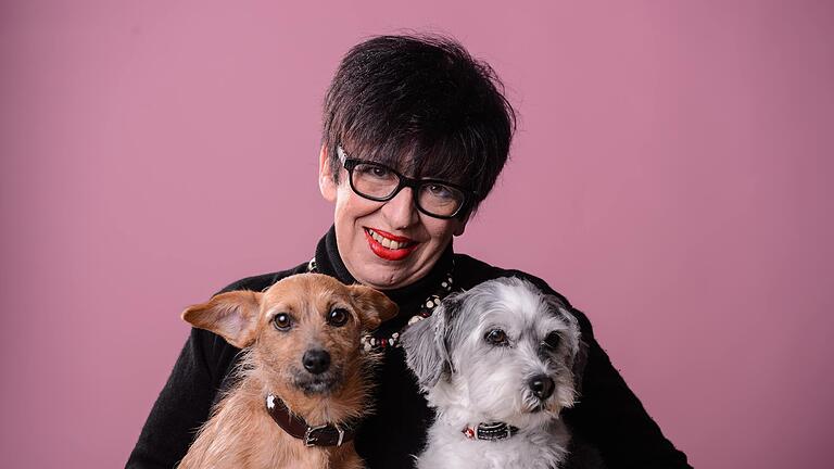 Gisela Schmidt posierte 2014 mit ihren Hunden im Studio von Daniel Peter für eine Fotoreportage.