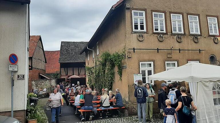 Volle Bänke beim Rineckerhof. - Volle Bänke beim Rineckerhof. Volle Bänke beim Rineckerhof. - Volle Bänke beim Rineckerhof.