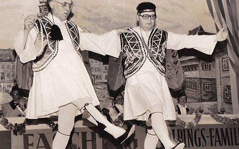 Legendär: Pfarrer Linus Eizenhöfer und Bürgermeister Clemens Behr beim griechischen Tanz Legendär: Pfarrer Linus Eizenhöfer und Bürgermeister Clemens Behr beim griechischen Tanz