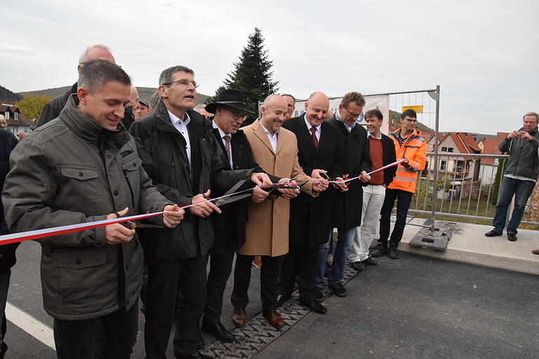 Verkehrsfreigabe der neuen Mainbrücke in Gemünden: Das Band wird durchschnitten. Verkehrsfreigabe der neuen Mainbrücke in Gemünden: Das Band wird durchschnitten.