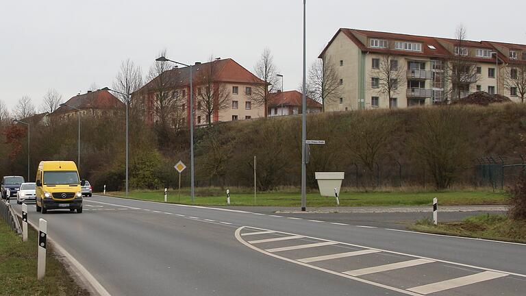 Am Kitzinger Stadteingang plant Unternehmer Georg Wittmann ein Einkaufszentrum. Die Stadtratsmehrheit ist allerdings gegen diesen Standort an der B8; sie will die Märkte innerhalb der Marshall Heights untergebracht wissen. Am Kitzinger Stadteingang plant Unternehmer Georg Wittmann ein Einkaufszentrum. Die Stadtratsmehrheit ist allerdings gegen diesen Standort an der B8; sie will die Märkte innerhalb der Marshall Heights untergebracht wissen.