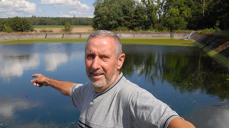 Der WBV-Vorsitzende Erich Wenkheimer zeigt auf das Speicherbecken am Birkensee. Der Wasserbeschaffungsverband will die Speicherkapazitäten ausbauen, um in Zeiten des Klimawandels eine gleichmäßigere Entnahme aus den Wasserbrunnen zu erreichen.