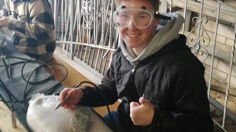 Schüler Florian Wahler vom Franken-Landschulheim Schloss Gaibach mit seinem eigenen Fossil. Schüler Florian Wahler vom Franken-Landschulheim Schloss Gaibach mit seinem eigenen Fossil.
