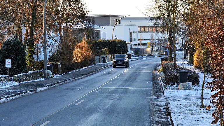 In der Herbstädter Straße in Bad Königshofen muss der Abwasserkanal auf einer Länge von rund 500 Metern erneuert werden. Den Auftrag für die Planung und Ausschreibung erhielt das Technische Büro Werner aus Eltmann. In der Herbstädter Straße in Bad Königshofen muss der Abwasserkanal auf einer Länge von rund 500 Metern erneuert werden. Den Auftrag für die Planung und Ausschreibung erhielt das Technische Büro Werner aus Eltmann.