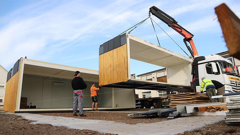 Der Dorfladen kommt nach Donnersdorf: Die fünf dafür benötigten Container-Module werden seit Mittwoch angeliefert und auf der freien Fläche gegenüber dem Rathaus aufgebaut. Bereits Ende des Monats sollen die Arbeiten und der Innenausbau soweit abgeschlossen sein, dass der neue Kleinst-Einkaufsmarkt eröffnen kann.