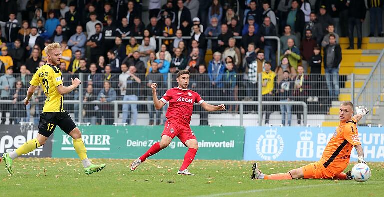 Dominik Meisel überwindet Bayreuths Torhüter Luca Petzold und trifft zum zwischenzeitlichen 1:0 für die Würzburger Kickers.