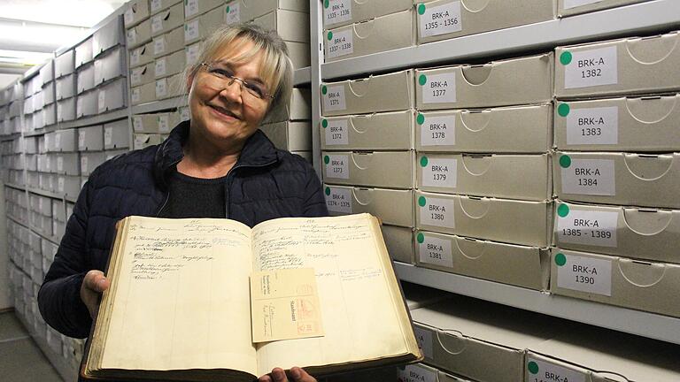 Susanne Karges kümmert sich um die Archive der acht Rhönallianz-Gemeinden. Hier zeigt sie ein Heimatregister der Gemeinde Volkers aus dem Jahr 1842, das im Bad Brückenauer Archiv steht. - Susanne Karges kümmert sich um die Archive der acht Rhönallianz-Gemeinden. Hier zeigt sie ein Heimatregister der Gemeinde Volkers aus dem Jahr 1842, das im Bad Brückenauer Archiv steht. Susanne Karges kümmert sich um die Archive der acht Rhönallianz-Gemeinden. Hier zeigt sie ein Heimatregister der Gemeinde Volkers aus dem Jahr 1842, das im Bad Brückenauer Archiv steht. - Susanne Karges kümmert sich um die Archive der acht Rhönallianz-Gemeinden. Hier zeigt sie ein Heimatregister der Gemeinde Volkers aus dem Jahr 1842, das im Bad Brückenauer Archiv steht.