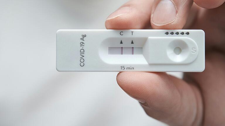 Kommt nicht mehr oft zum Einsatz: Der schnelle Selbsttest zur Überprüfung einer möglichen Infektion mit dem Coronavirus, hier mit positivem Ergebnis (zwei Linien). Kommt nicht mehr oft zum Einsatz: Der schnelle Selbsttest zur Überprüfung einer möglichen Infektion mit dem Coronavirus, hier mit positivem Ergebnis (zwei Linien).