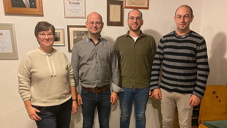 Die Vorstandschaft (von links): Martina Rauch (2. Vorsitzende), Oliver Schwab (1. Vorsitzender), Johannes Zorn (Schriftführer), Dominik Schwab (Kassierer). Die Vorstandschaft (von links): Martina Rauch (2. Vorsitzende), Oliver Schwab (1. Vorsitzender), Johannes Zorn (Schriftführer), Dominik Schwab (Kassierer).