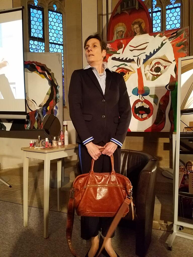 Strenger Blick, strenge Kleidung: Steffi Lembcke stellte die Emotion der Geschäftsfrau vor. Strenger Blick, strenge Kleidung: Steffi Lembcke stellte die Emotion der Geschäftsfrau vor.