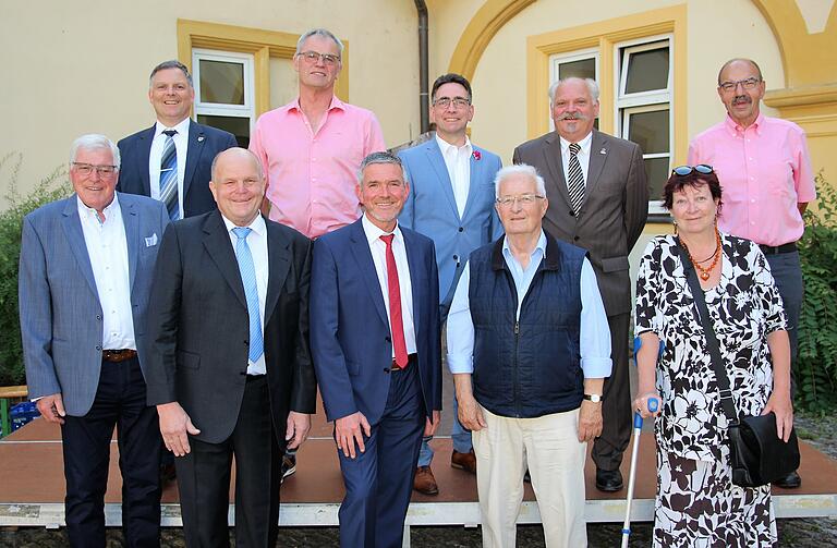 Wegen Corona fand die für 2020 vorgesehene Ehrungs- und Verabschiedungszeremonie des Volkacher Stadtrats erst in diesem Jahr statt (vorne von links): Peter Haupt, Karlheinz Bernard, Peter Kornell, Herbert Meyer, Ingrid Dusolt; hinten von links: Bürgermeister Heiko Bäuerlein, Alfred Sauer, Roger Schmidt, Günther Nicola und Robert Amling.