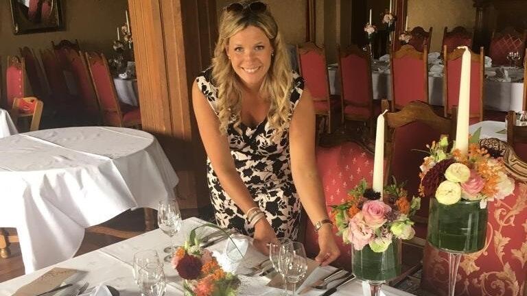 Nicole Fischer unterstützt Brautpaare bei jeglichen Fragen rund um deren Hochzeit. Nicole Fischer unterstützt Brautpaare bei jeglichen Fragen rund um deren Hochzeit.
