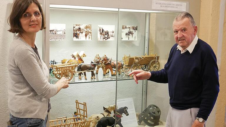 Das Foto zeigt Mueumsbeauftragte Ute Krueger M.A. und Elmar Haaf vor einer Vitrine mit Ausstellungsstücken.