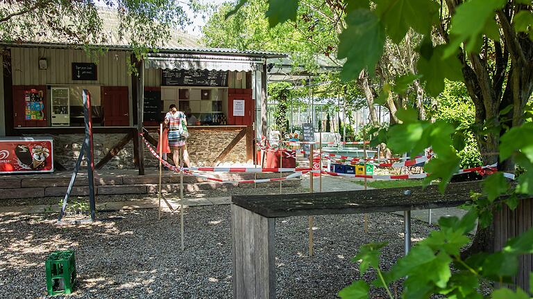 Blick in den ehemaligen Biergarten am Glashaus. Auf diesem Gelände wollte das Chambinzky ursprünglich seine Freilichtbühne bauen.