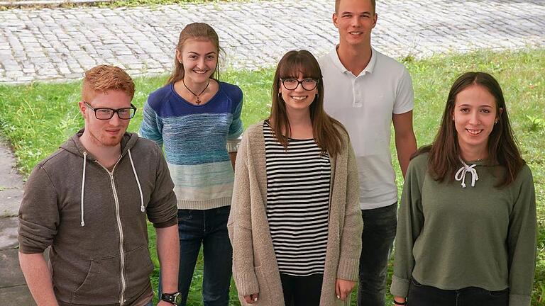 Vor der Wahl fühlen sich viele Jugendliche mit der Komplexität politischer Inhalte überfordert. Im Bild von links: Philipp Köstner, Anna Schäfer, Esma Nenzirov, Oliver Pfeuffer und Rosa Maier. Vor der Wahl fühlen sich viele Jugendliche mit der Komplexität politischer Inhalte überfordert. Im Bild von links: Philipp Köstner, Anna Schäfer, Esma Nenzirov, Oliver Pfeuffer und Rosa Maier.