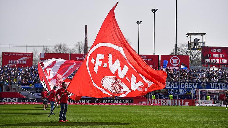 Würzburger Kickers       -  Würzburger Fans schwingen Fahnen des Vereins.