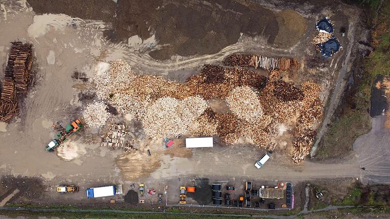 Das Ergebnis von vier Tagen freiwilliger Arbeit: Die Gruppe mit Helfern aus dem Landkreis Würzburg sägte Anfang Januar rund 600 Ster Holz. Janik Keßler, einer der Teilnehmer, fotografierte die Holzberge mit einer Drohne.