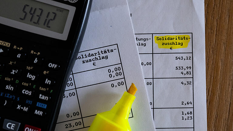 Solidaritätszuschlag       -  Wirtschaftsprüfer sind stets auf der Suche nach Unstimmigkeiten im Finanzwerk eines Unternehmens. Wie viel Gehalt bekommen sie?