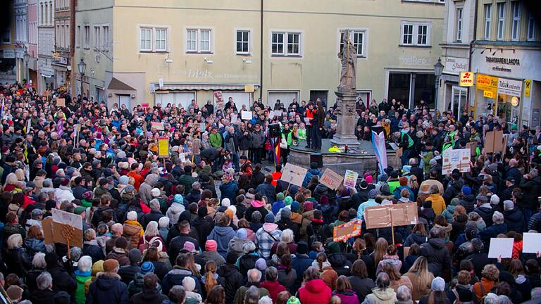 Über 1000 Menschen beteiligten sich an der Demonstration gegen rechts und für Demokratie in Kitzingen am Samstagnachmittag.