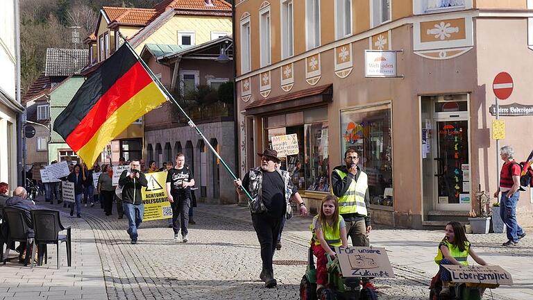 In Bad Brückenau fand eine Demo mit 200 Teilnehmern statt       -  In Bad Brückenau fand eine Demo mit 200 Teilnehmern statt. Der Zug führte durch die Unterhain- und die Ludwigstraße.