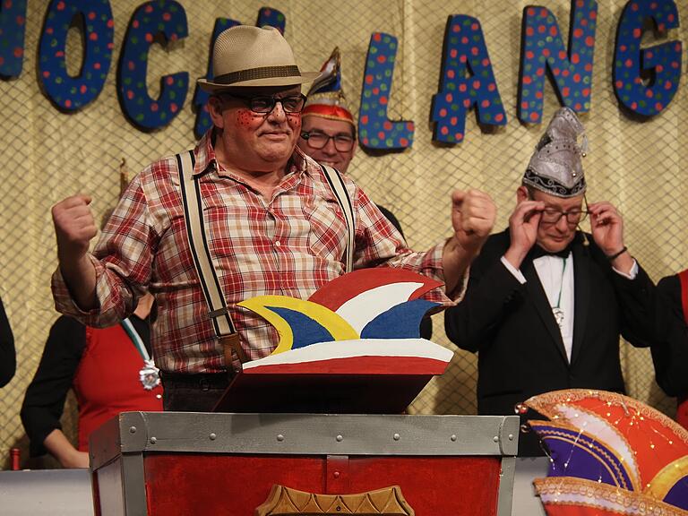 Opa-Azubi: Klaus Schmittfull berichtete als Büttenveteran und Rentnerlehrling. Opa-Azubi: Klaus Schmittfull berichtete als Büttenveteran und Rentnerlehrling.