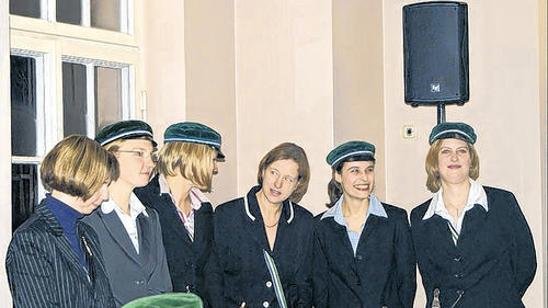 Feier in der Damenverbindung Athenia: Zum beendeten Studium und zur Aufnahme in die „Hohe Damenschaft“ gratuliert die Vorsitzende Eva Dittrich-Volk (Vierte von links) Alexa Bosse, Julia Ackermann, Swaantje Creusen, Martina Kallenbach und Martina Rupflin. Feier in der Damenverbindung Athenia: Zum beendeten Studium und zur Aufnahme in die „Hohe Damenschaft“ gratuliert die Vorsitzende Eva Dittrich-Volk (Vierte von links) Alexa Bosse, Julia Ackermann, Swaantje Creusen, Martina Kallenbach und Martina Rupflin.