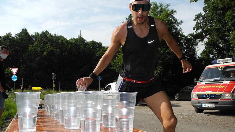Der Griff zum Flüssigen war bei schwülwarmer Witterung eine Notwendigkeit beim Saaletalmarathon des SV Ramsthal. Foto: ssp - Der Griff zum Flüssigen war bei schwülwarmer Witterung eine Notwendigkeit beim Saaletalmarathon des SV Ramsthal. Foto: ssp Der Griff zum Flüssigen war bei schwülwarmer Witterung eine Notwendigkeit beim Saaletalmarathon des SV Ramsthal. Foto: ssp - Der Griff zum Flüssigen war bei schwülwarmer Witterung eine Notwendigkeit beim Saaletalmarathon des SV Ramsthal. Foto: ssp