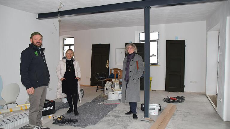 Die letzten Arbeiten in ihrem Unverpackt-Laden besprechen die Verantwortlichen der Genossenschaft 'Weltkind', die Vorstände Udo Rumpel (links) und Maria Oestreicher (rechts) sowie Aufsichtsratsvorsitzende Dorothy Stretz (Mitte). Die letzten Arbeiten in ihrem Unverpackt-Laden besprechen die Verantwortlichen der Genossenschaft 'Weltkind', die Vorstände Udo Rumpel (links) und Maria Oestreicher (rechts) sowie Aufsichtsratsvorsitzende Dorothy Stretz (Mitte).