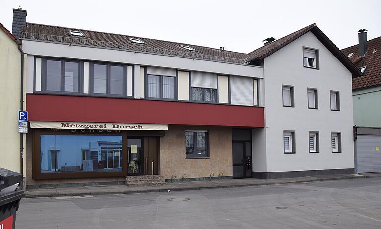 Im Schaufenster der geschlossenen Metzgerei von Reiner Dorsch in der Sennfelder Hauptstraße spiegelt sich der Eingang des gegenüberliegenden Pflegeheims. Im Schaufenster der geschlossenen Metzgerei von Reiner Dorsch in der Sennfelder Hauptstraße spiegelt sich der Eingang des gegenüberliegenden Pflegeheims.