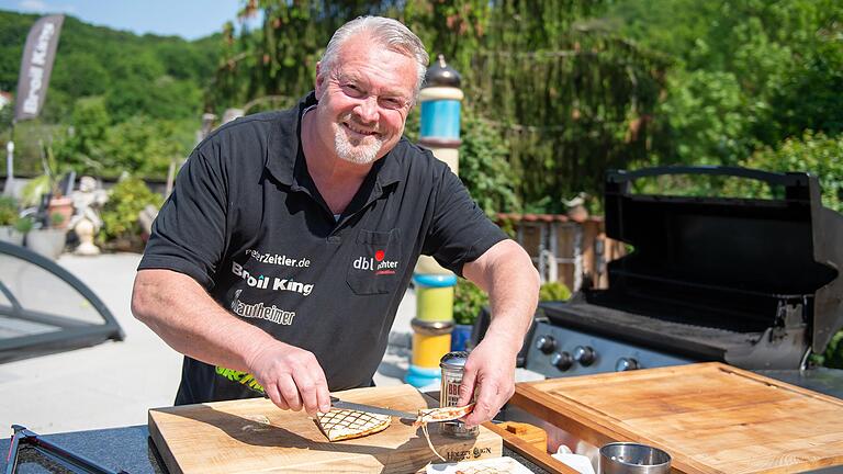 Grillen ist seine Leidenschaft und sein Beruf: Peter Zeitler, Deutscher Grillmeister der Profis&nbsp; 2015&nbsp; aus Zell beim Servieren einer Quesadilla.&nbsp;