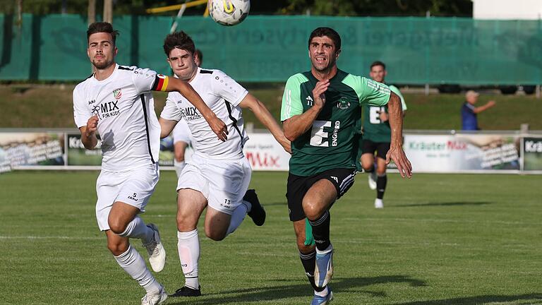 Aber nicht laufen lassen: Die Abtswinder Abwehrspieler Max Wolf (links) und Pascal Henniger müssen im Heimspiel gegen die DJK Ammerthal dem Gegenspieler nachrennen.