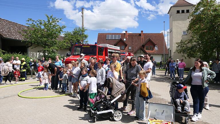 Zahlreiche Zuschauerinnen und Zuschauer verfolgten die Schauübung der Feuerwehr Trossenfurt-Tretzendorf am Jubiläumswochenende.