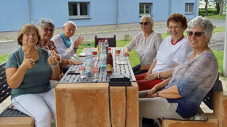 Beim Pavillon an der Willi-Sauer-Halle in Bergtheim lässt es sich vor allem im Sommer gut aushalten. Diesmal spielte sogar der Musikverein Bergtheim als Überraschungsgast auf. Beim Pavillon an der Willi-Sauer-Halle in Bergtheim lässt es sich vor allem im Sommer gut aushalten. Diesmal spielte sogar der Musikverein Bergtheim als Überraschungsgast auf.