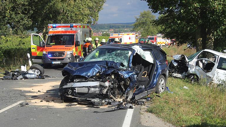 Ein schwerer Verkehrsunfall mit mehreren Verletzten ereignete sich am Dienstagnachmittag zwischen Volkach-Astheim und der Vogelsburg.