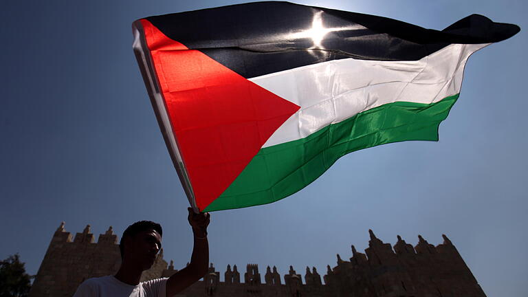 Palestinian man holds Palestinian flag       -  FILE - A Palestinian man holds a flag during a protest outside the Damascus Gate, east Jerusalem in support of Palestinian President Mahmoud Abbas' bid for statehood recognition in the United Nations, Israel, 21 September 2011. EPA/ABIR SULTAN (Zu dpa 'Palästina bekommt eigene Flagge vor UN-Hauptquartier in New York') +++(c) dpa - Bildfunk+++ |