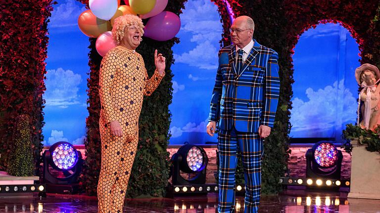 Am Mittwoch wurde die Faschings-Sendung 'Fastnacht in Franken' in Veitshöchheim aufgezeichnet, am Freitagabend folgt die Ausstrahlung im Bayerischen Fernsehen. Im&nbsp; Bild: Der diesjährige Auftritt von Volker Heißmann und Martin Rassau aus Fürth (Mittelfranken).