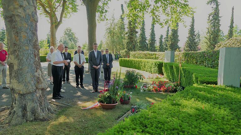 Der Förderkreis zur Pflege des Erinnerns an Hans Wölfel e.V. hatte zu der Gedenkfeier am Ehrengrab eingeladen. Auch Vertreter der Bamberger Justizbehörden waren gekommen.