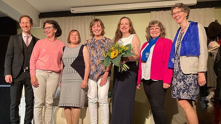 100 Jahre Frauenbund Gerolzhofen: Das Jubiläum feierten (von links) Bürgermeister Thorsten Wozniak, Frauenbundvorsitzende Petra Auer, Schatzmeisterin Sabine Wolf, Vorsitzende Ingrid Feil, Schauspielerin und Sängerin Silvia Kirchhof, Diözesanvorsitzende Anja Bauer und die stellvertretende Diözesanvorsitzende Edith Werner bei einem Festabend.